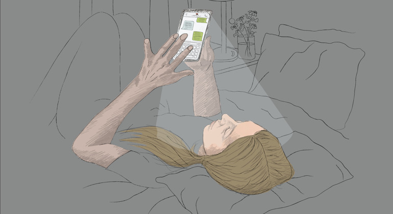 Illustration av en kvinna som ligger ner och tittar på sin mobil telefon, ljuset från skärmen skiner tydligt tillbaka mot kvinnan