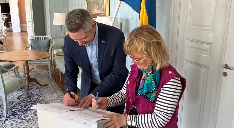 Landshövding Beatrice Ask och Regionstyrelsen ordförande Christoffer Öqvist signerar avsiktsförklaring mellan myndigheterna i Södermanland.