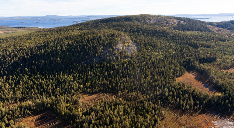 Flygbild som visar Askebergets topp och nordvästra sluttning
