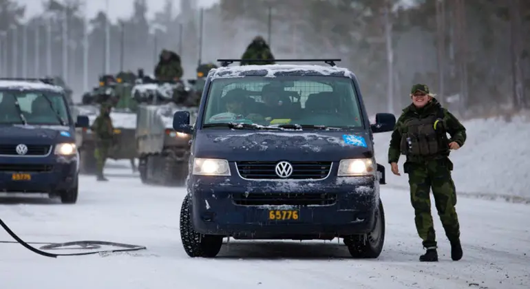 militärfordon på snöig väg