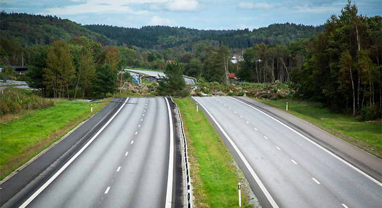 Bild på rasad motorväg vid skredområdet i Stenungsunds kommun. 