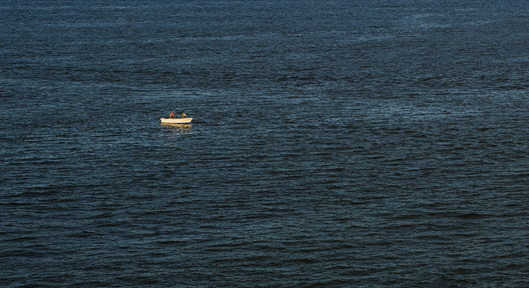 Mindre båt ute till havs. Foto: Mostphotos