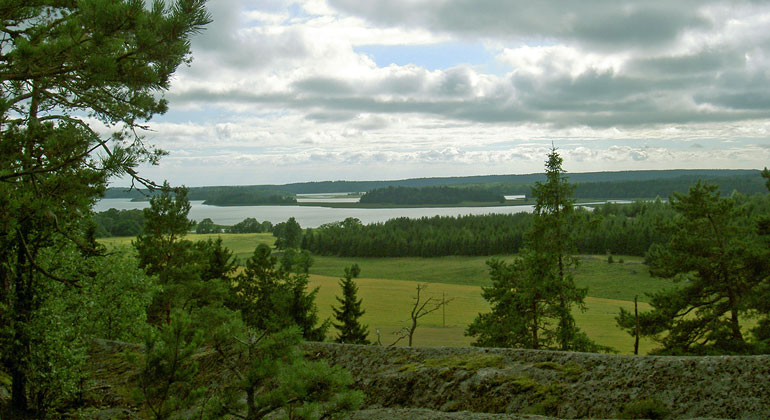 Utsikt över odlingsmarker och vidare mot Kålsöfjärden. Slessbergets naturreservat. Foto: Länsstyrelsen 