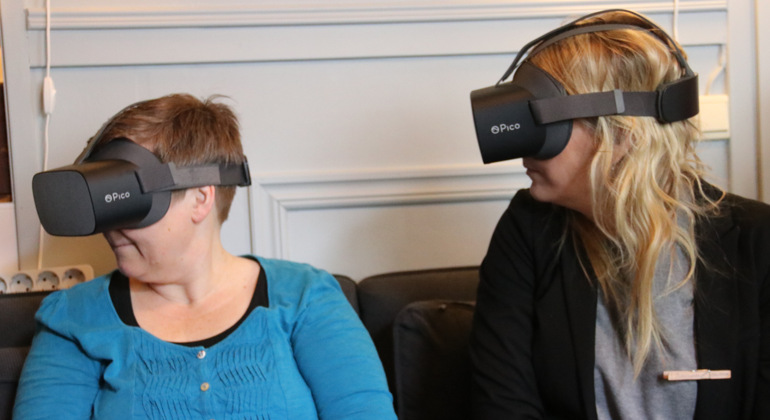 Personer har VR-utrustning på sig.