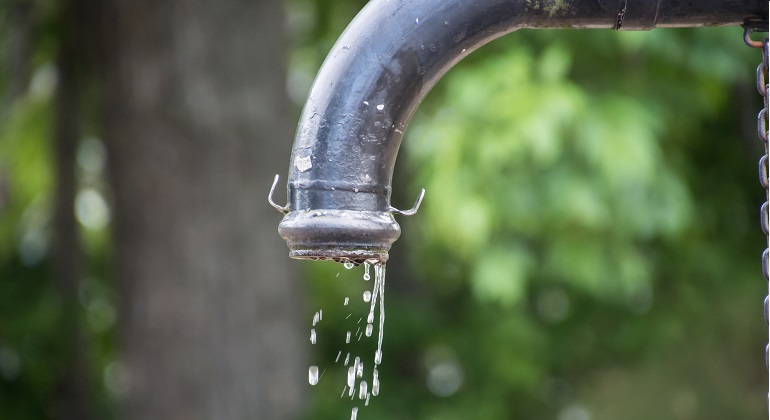 Bild av en kran med droppande vatten.