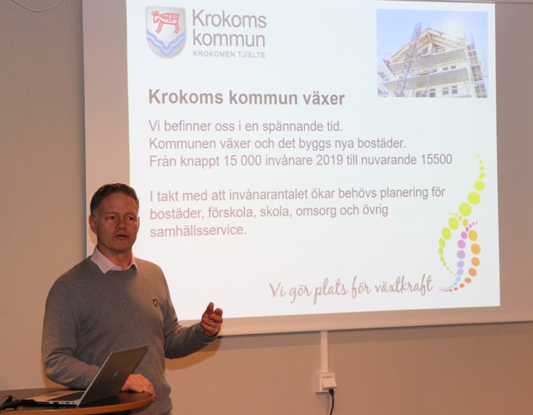 Bild på Krokoms kommunchef Jonas Törngren som står framför en skärm och berättar om kommunens möjligheter till befolkningsökning och företagsetableringar.