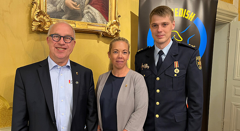 Landshövding Per Bill,  Försvarsdirektör Jennie Berg och Mykhailo Ishychkin på Gävle slott