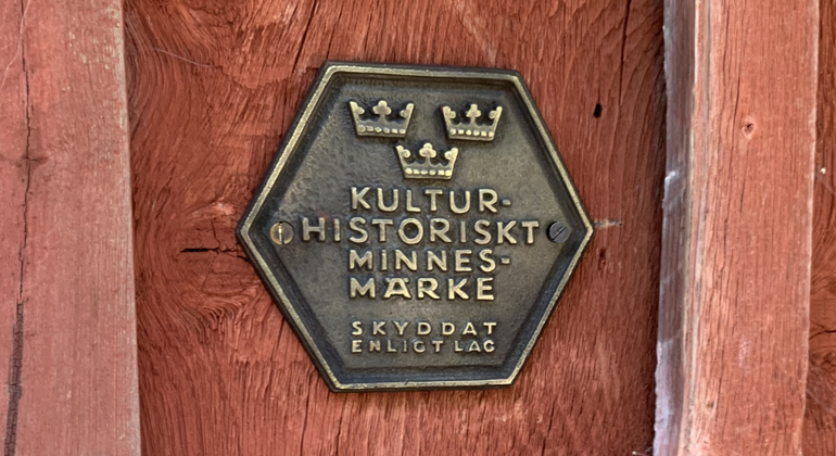 Kulturminnesmärke på Issjöa missionshus faluröda panel.
