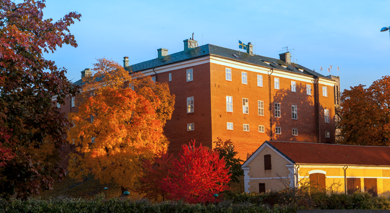 Västerås slott omgiven av höstfärger
