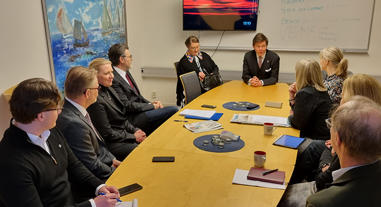 Talmannen, Anna Olofsson, Sten Renglin och representanter från Kurirens redaktion sitter vid ett ovalt bord.