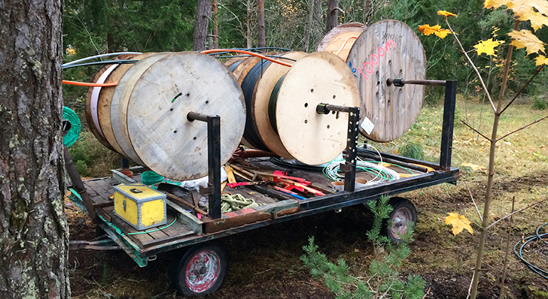 Kabeltrummor till fiber på en vagn i skogen 