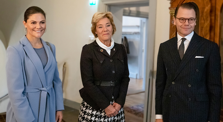 Kronprinsessparet välkomnas på Örebro slott av Landshövding Maria Larsson.