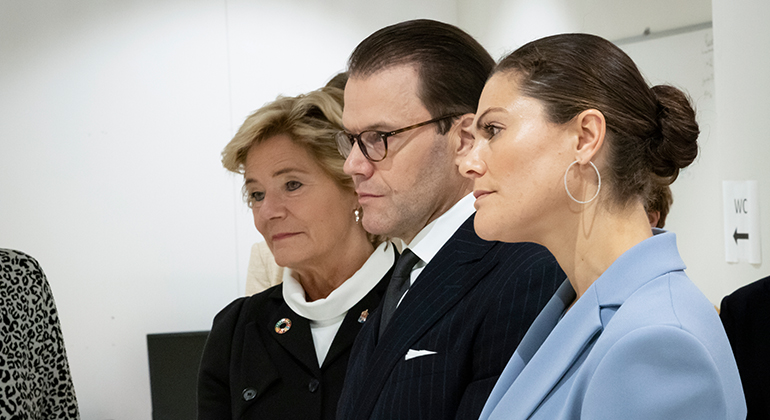 Kronprinsessparet och Landshövding Maria Larsson vid vaccinationscentralen Boglundsängen Vivalla