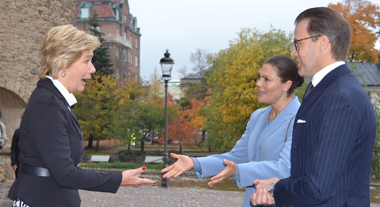 Maria Larsson hälsar kronprinsessparet välkomna utanför Örebro slott.