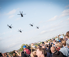 Helikoptrar som flyger över publik