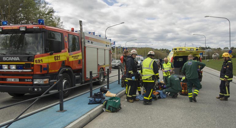Motorcykelolycka med räddningstjänst och ambulans. Bild från Mostphotos.