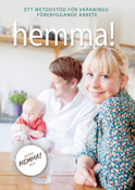 Omslag för broschyren Hemma - ett metodstöd för vräkningsförebyggade arbete. Visar en kvinna som ler, en man och en bebis som sitter runt ett bord i ett kök.