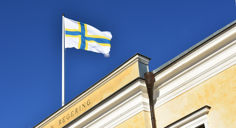 Sverigefinnarnas flagg hissad på residensets tak i Växjö. Foto.