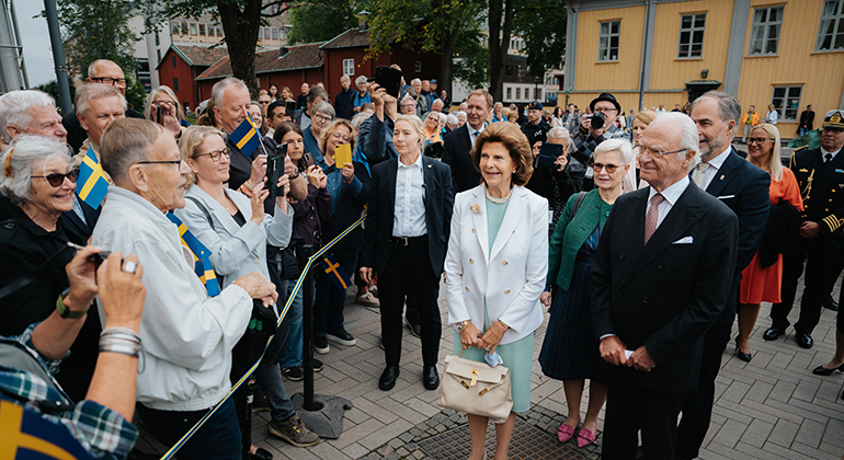 Kungen och Drottningen träffar människor på Almentorget i Karlstad.