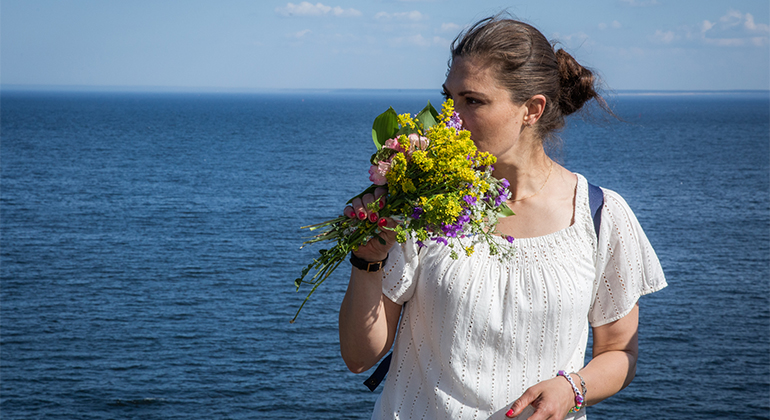 Kronprinsessan Victoria luktar på blommor under landskapsvandring Gästrikland 7 juni 2019.
