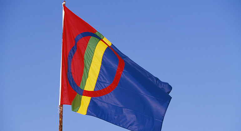 Den samiska flaggan vajar i vinden. 