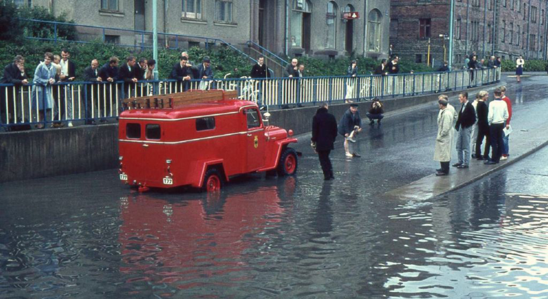 Brandkår vid översvämning i Hagatunneln, 1965. Fotograf Ingmar Mattsson. Bildkälla: Örebro stadsarkiv 