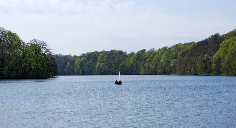 Liten båt ute på Gyllebosjön. Foto: Jörgen Nilsson