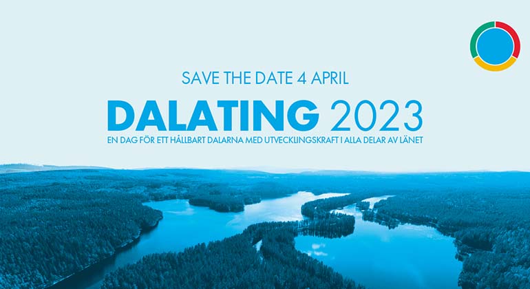 Utsiktsbild över sjö omringad av skog. Bilden är blåaktig och det står "Save the date 4 april, Dalating 2023, En dag för ett hållbart Dalarna med utvecklingskraft i alla delar av länet" på bilden. 