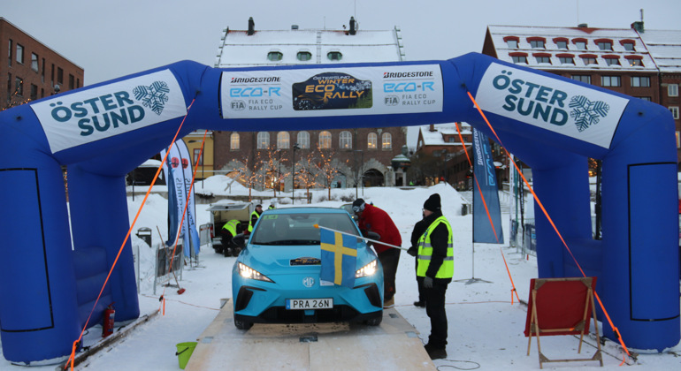En blå elbil inväntar starten på rallyt på Stortorget i Östersund.