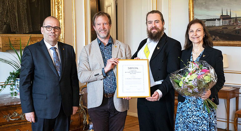Pristagarna och landshövdingen står inomhus på Linköpings slott och håller i ett diplom.
