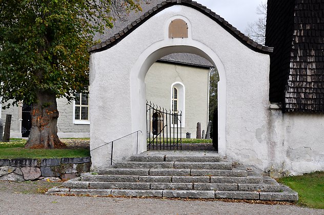 Vitputsad stiglucka vid Sköllersta kyrka