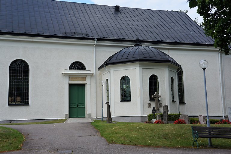 Stora Mellösa kyrka, södra fasaden med Göksholmskoret