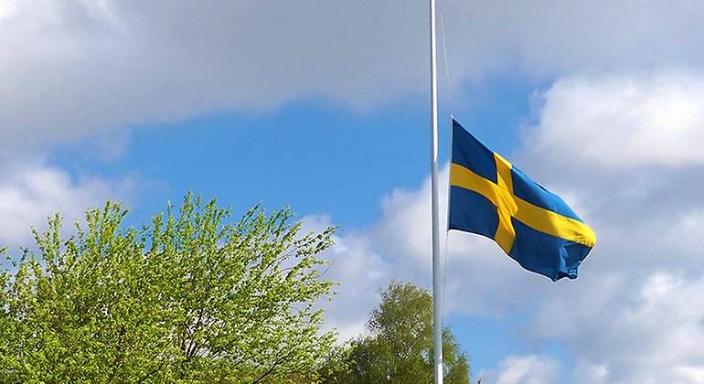 Svens flagga på halv stång.