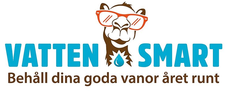 Logotyp Vattensmart. Behåll dina goda vanor året runt. Illustration av en kamel med solglasögon.