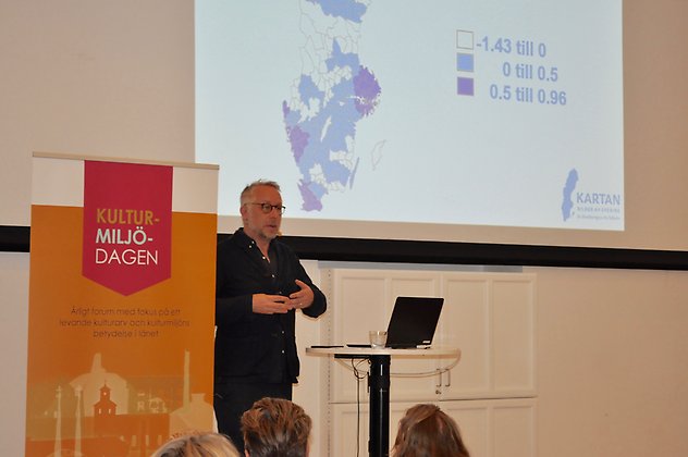 Journalisten och författaren Po Tidholm pratade om den växande klyftan mellan stad och land. 