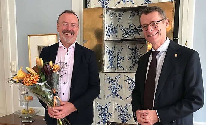 Årets SKAPA-vinnare i Kalmar län Jonny Edvardsson tar emot blommor av juryns ordförande landshövding Peter Sandwall