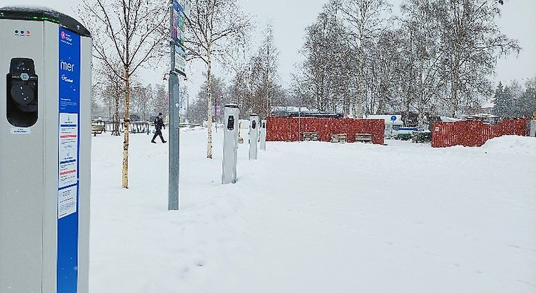 Laddplats Ladda Mittstråket vid Östersund västra station består av fyra laddstolpar med totalt 8 laddpunkter.