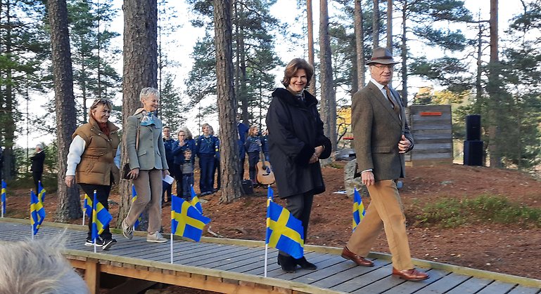 Nyinvigning av etapp av Sörmlandsleden. Kungen och Drottningen går på en spång följt av Beatrice Ask och Elisabeth Nilsson.