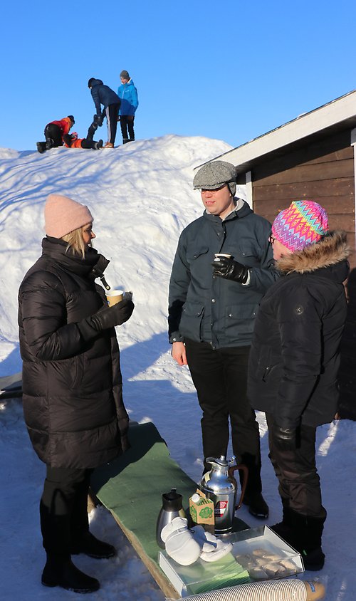 Marita fikar på skolgården tillsammans med kommunalrådet Lars-Gunnar Nordlander och Annica Kjällgren, rektor.