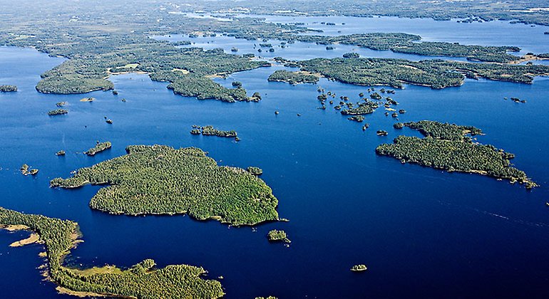 Flygbild på Åsnen uppifrån med gröna öar och blå sjö
