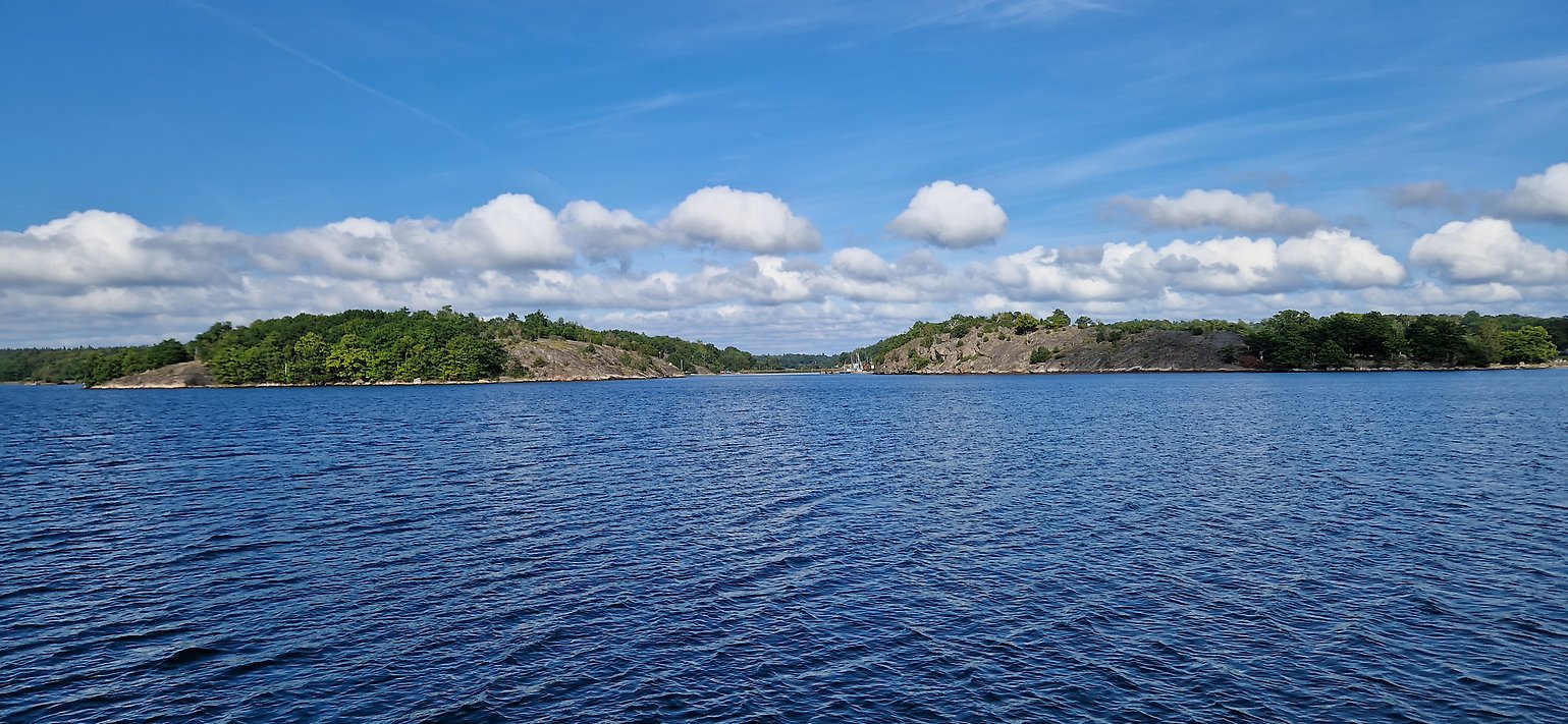 Inloppet till Järnaviken mellan de två Hamnagapsbergen. Foto: Elisabet Wallsten/Länsstyrelsen Blekinge