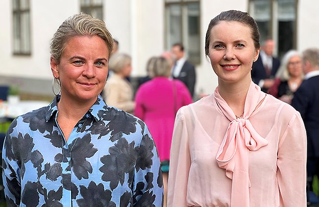 Johanna Sandwall, länsråd i Södermanland, tillsammans med civilminister Ida Karkiainen står utomhus, i bakgrunden syns folk och residenset.
