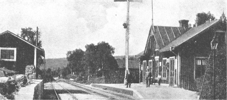 Fotografi över Ryabergs station. Järnvägen kom till byn 1989. Bilden är från omkring 1920. Foto: Sveriges järnvägsstationer