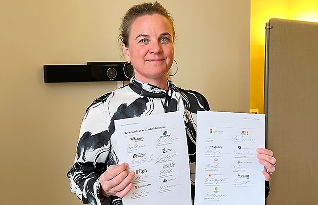 Länsråd Johanna Sandwall visar upp
avsiktsförklaringen som signerats av Södermanlands miljö- och klimatråd 1 april 2022. 