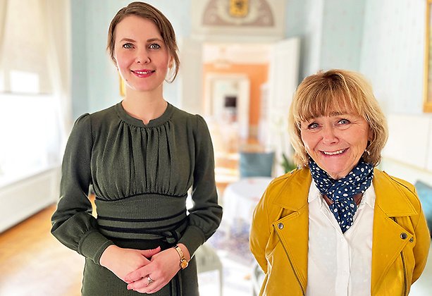 Civilminister Ida Karkiainen och landshövding Beatrice Ask står tillsammans inne i en av salongerna på residenset  i Nyköping.