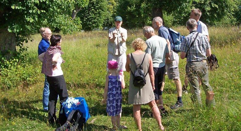 Naturguide från Länsstyrelsen Östergötland tillsammans med en grupp besökare.