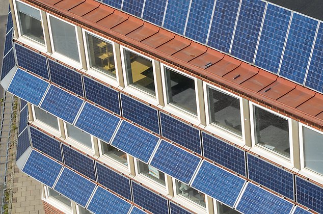 Solpaneler på byggnad i Malmö