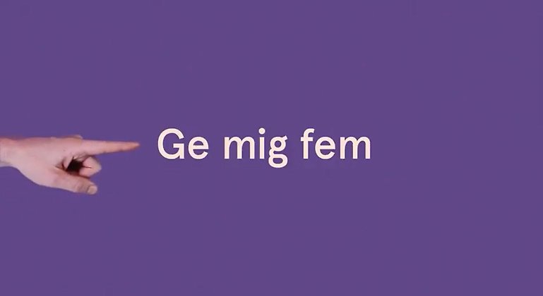 En lila textplatta med texten "Ge mig fem" som en hand pekar på.