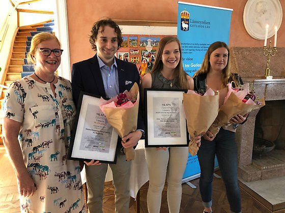 Landshövding Cecilia Schelin Seidegård tillsammans med pristagarna för SKAPA-Priset 2018 och SKAPA-priset för unga innovatörer 2018
