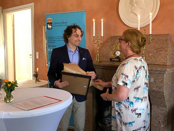Landshövding Cecilia Schelin Seidegård tillsammans med en av pristagarna för SKAPA-Priset 2018